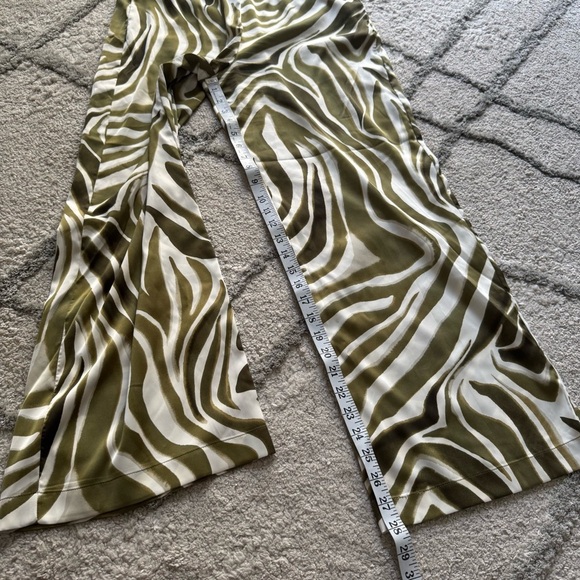 Joie wide leg pants Olive cream Zebra Print Satin Pull On Boho Tropical small - Picture 3 of 7